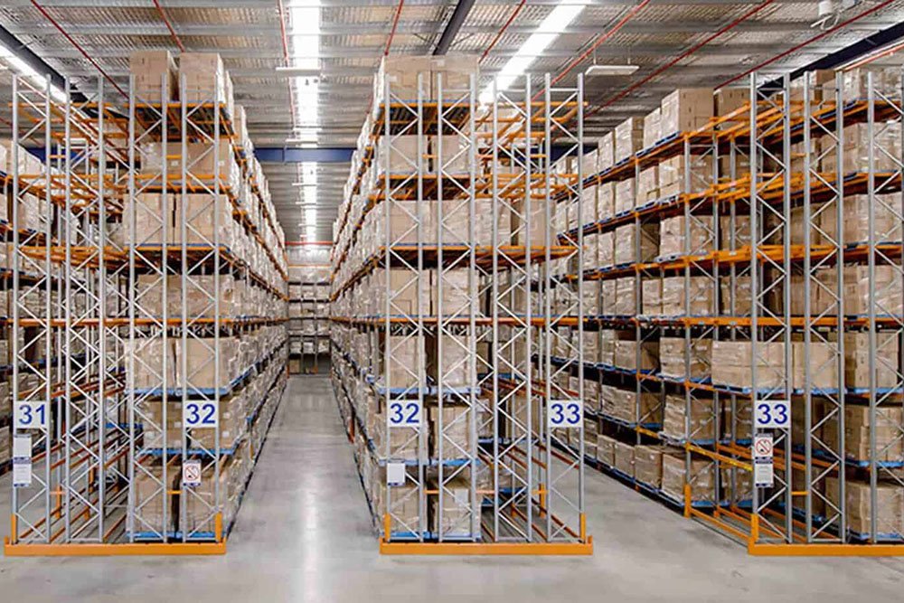 Teardrop double-deep pallet racking with reach truck access