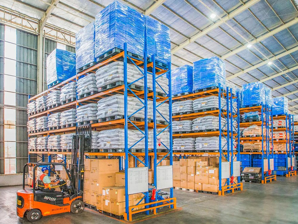 Heavy-duty selective pallet racking with reinforced uprights by AME Rack