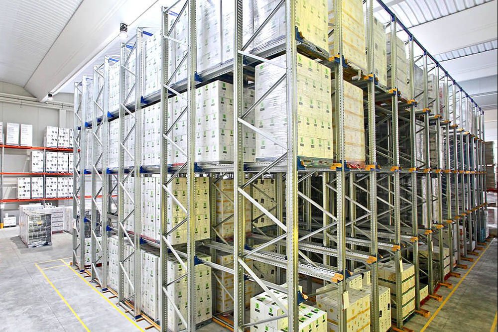 Drive-through pallet racking FIFO both ends open