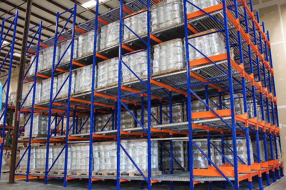 Standard roller lane pallet flow rack with rotation brakes