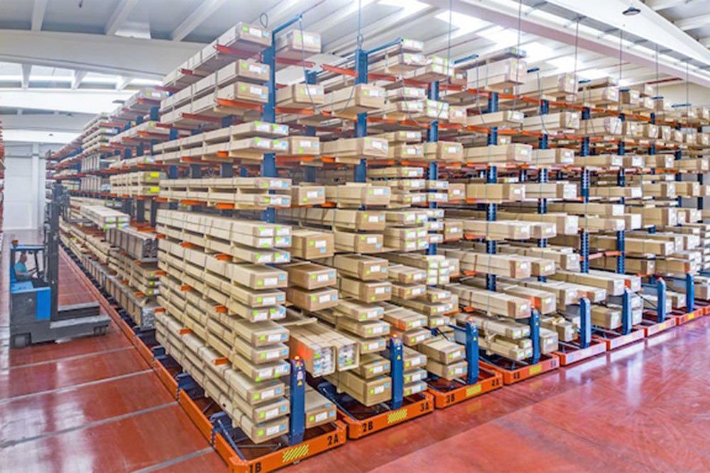 Mobile cantilever rack on motorised mobile bases for high-density storage