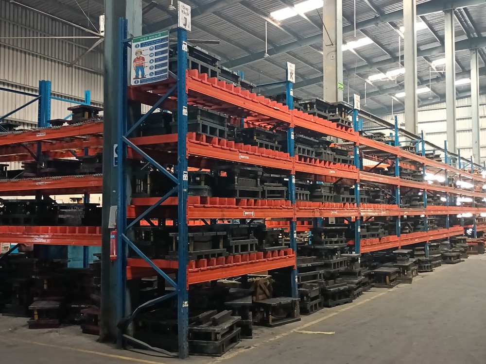 Selective pallet racking adapted for mold storage
