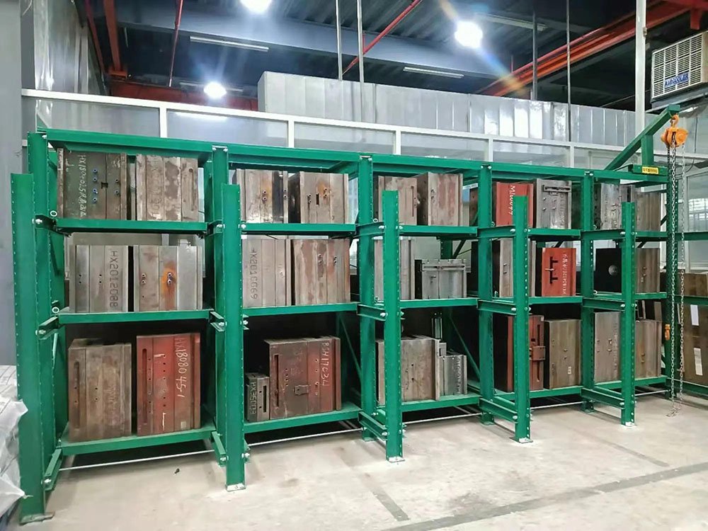 Heavy-duty mold rack with extended drawer holding injection mold