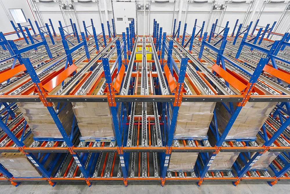 Wheel-track skate-wheel pallet flow rack for cartons