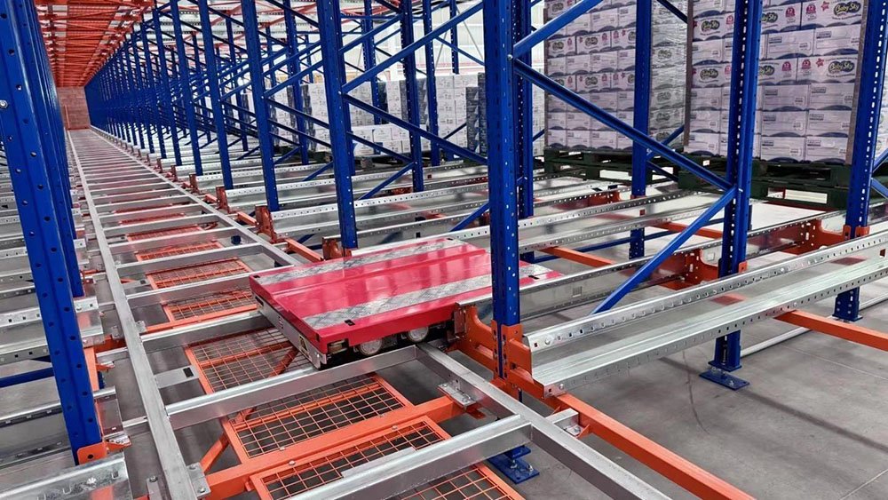 Four-way radio shuttle racking with omnidirectional drive for mixed-SKU high-density storage