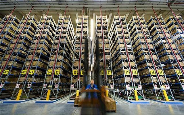 Rail-guided VNA racking with floor U-channel guide