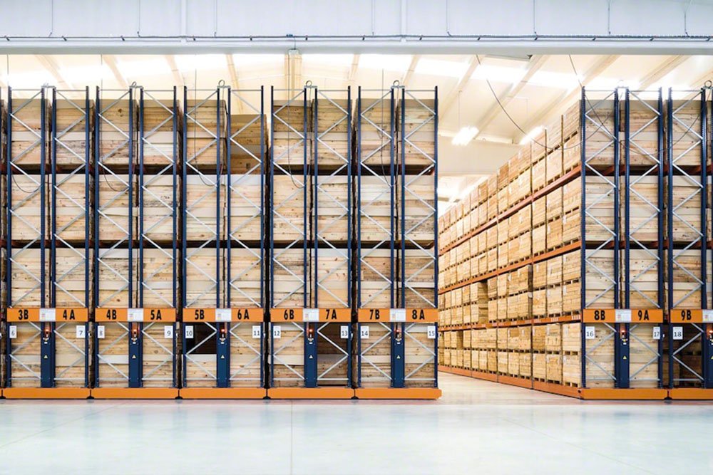 Mobile pallet racking rows mounted on motorized floor-rail bases