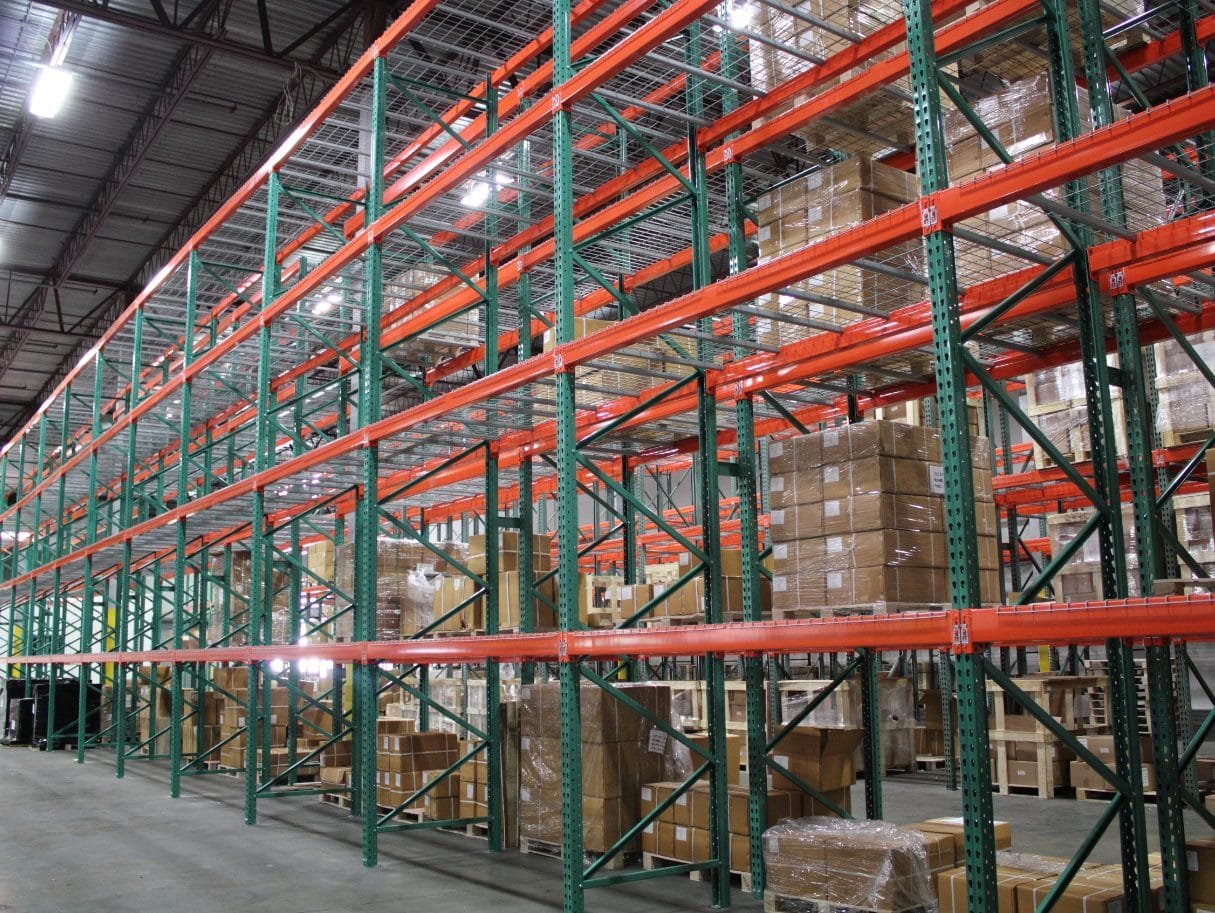 Teardrop selective pallet racking single-deep with boltless bayonet beams
