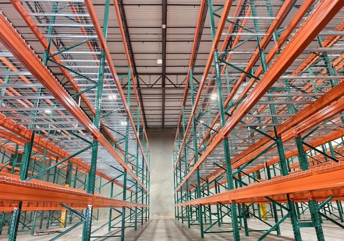 Teardrop VNA very narrow aisle pallet racking with guide rails